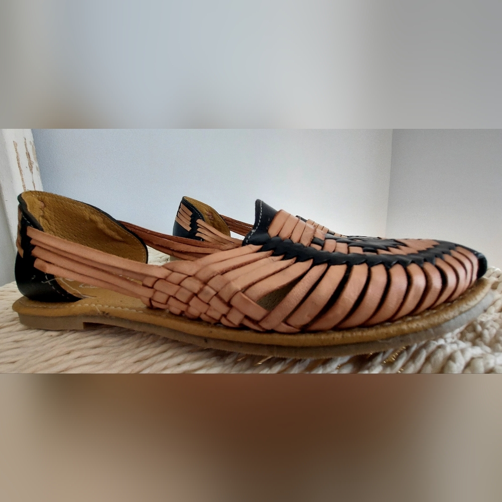 NWT- Womens Leather Two Tone Woven Tan and Black Huarache Sandals- Sz 9